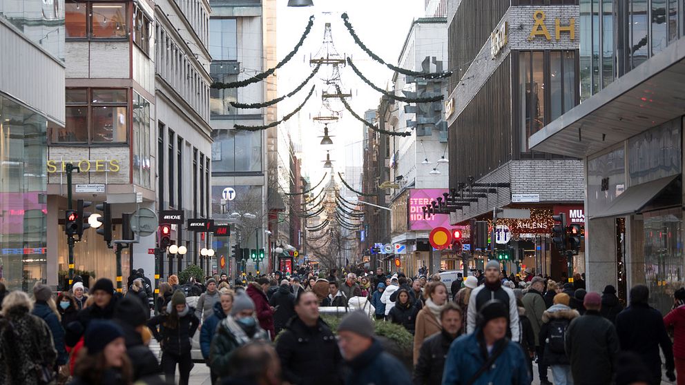 Människor som julhandlar på Drottninggatan i Stockholm.