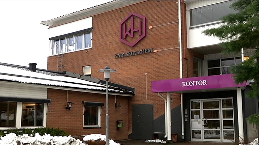 Fasad till byggnad i röd tegel med skylt för ”Karlskogahem”
