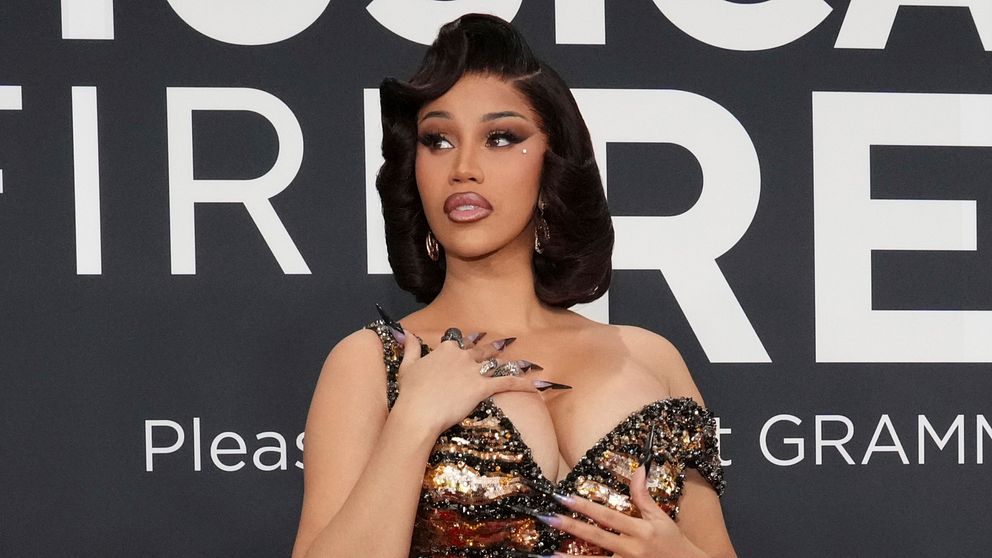 Cardi B poserar i glittrig klänning på ett evenemang inför Grammygalan.