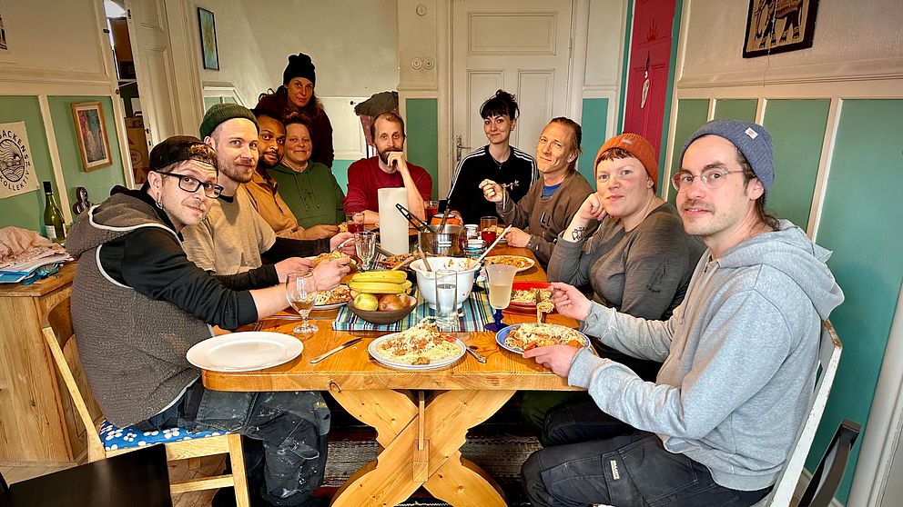 Boende i kollektivet Ljusbacken sitter vid matbordet.