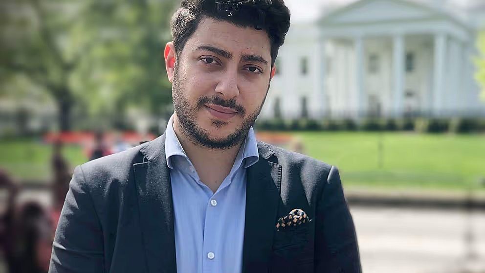 Fouad Youcefi, USA-korrespondent står framför Vita huset i Washington DC