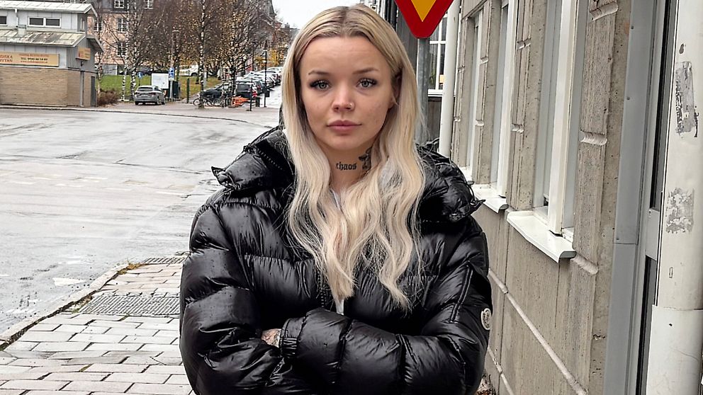 Tilde Rutström står utomhus i svart jacka med armarna i kors framför en husfasad.