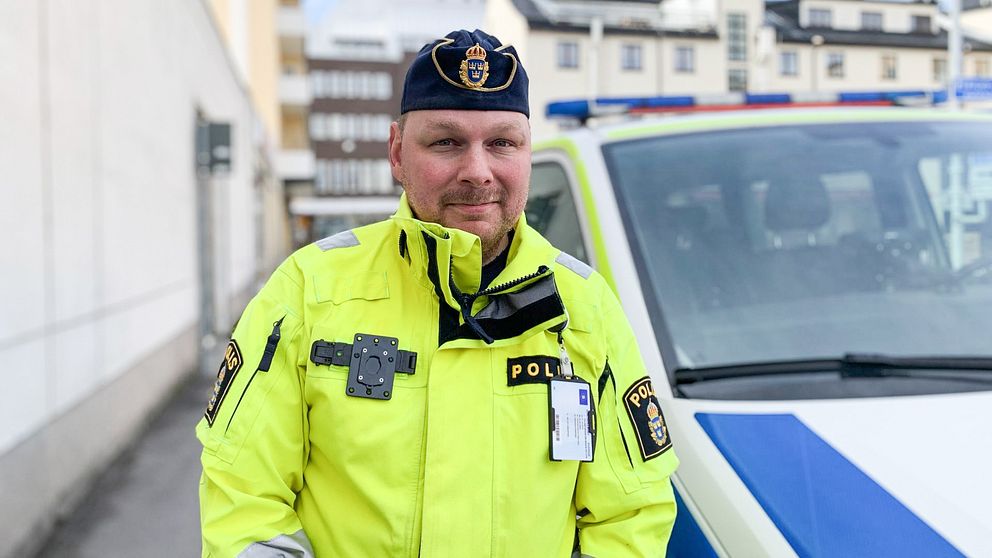 Polisen Björn Thunblad tittar rakt mot kameran.