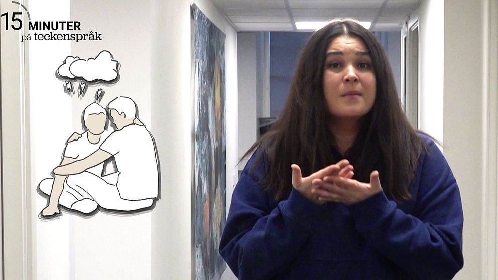 Antonia står i en korridor och tecknar ”hjälp”. På bilden finns också en teckning för två personer som håller om varandra. Över den ena personens huvud finns två moln och tre blixtar.