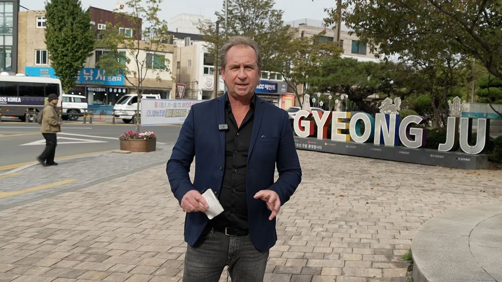 SVT:s Asienkorrespondent Stefan Åsberg rapporterar utomhus i Gyeongju.