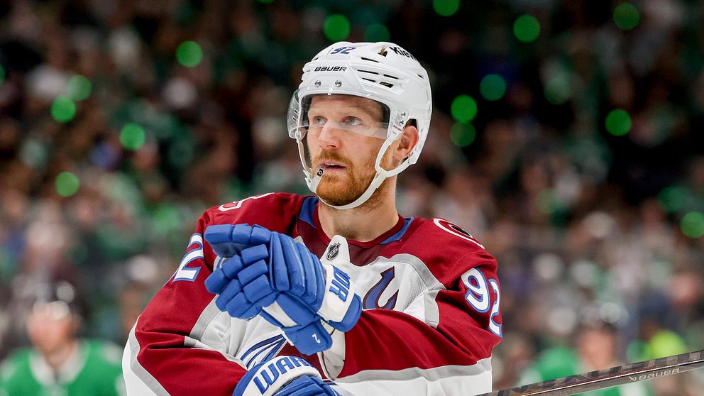Hockeyspelare i Colorado Avalanches tröja står på isen under en match.
