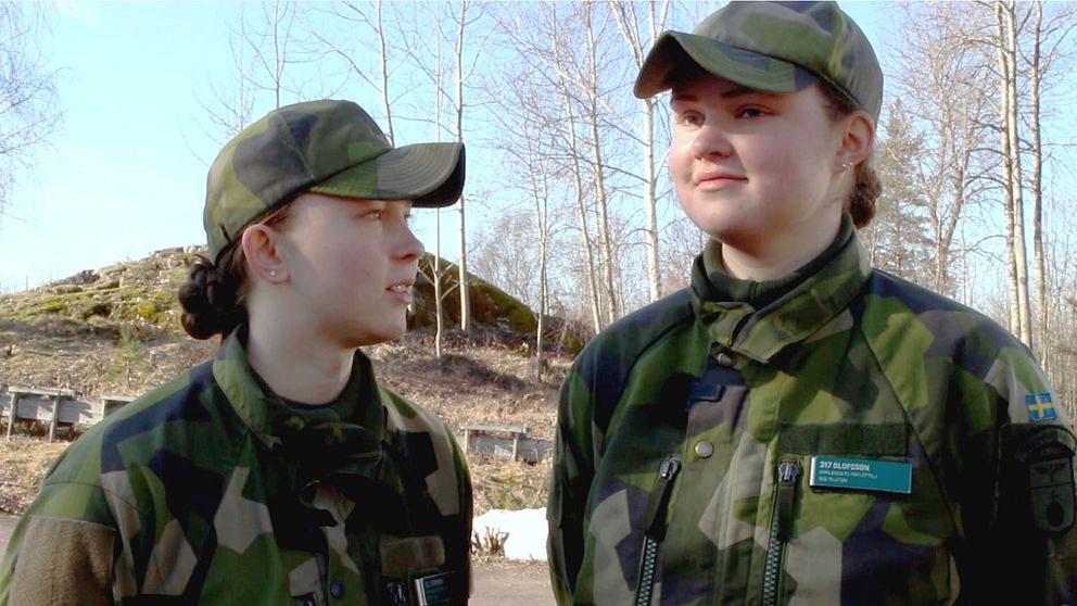 Två kvinnor i militärkläder.