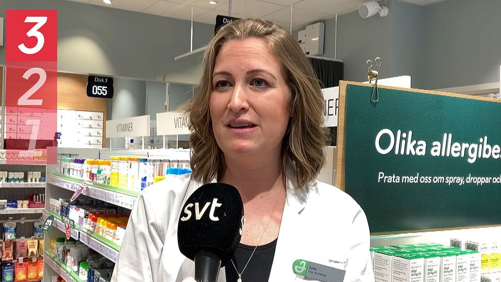 Apotekare Sofia Caro står framför hyllor med allergimedicin på ett apotek i Västerås.