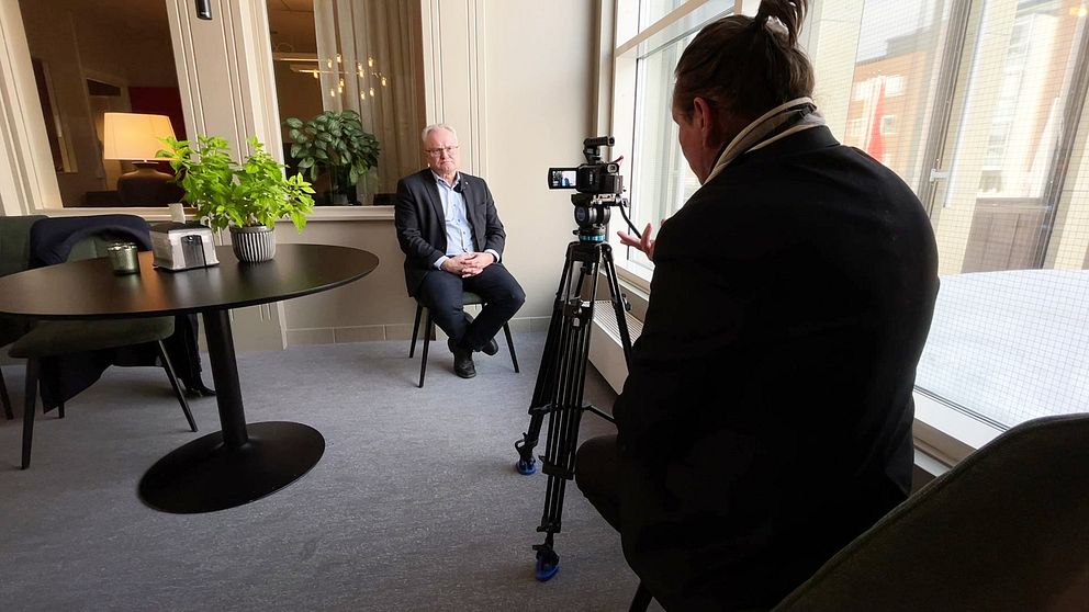 Glenn Nordlund sitter på en stol framför en kamera vid en intervju.