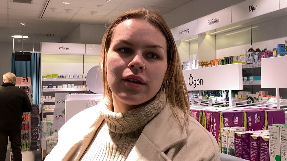 Pollenallergiker Felicia Nordkvist står framför allergimedicin på Apoteket i Västerås.