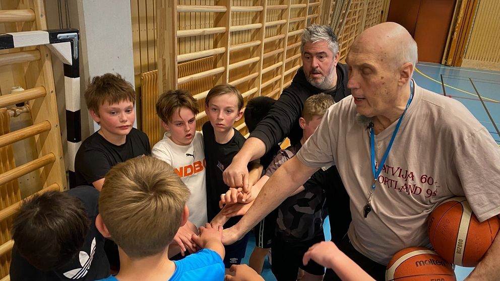 Lagmedlemmar i Söderköping Basket tränar i Ramunderhallen