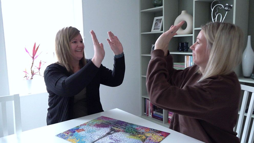 två kvinnor gör high five