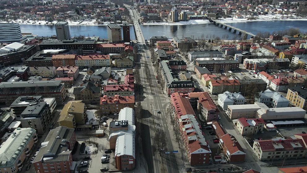 Vy över centrala Umeå med Västra Esplanaden och Tegsbron.
