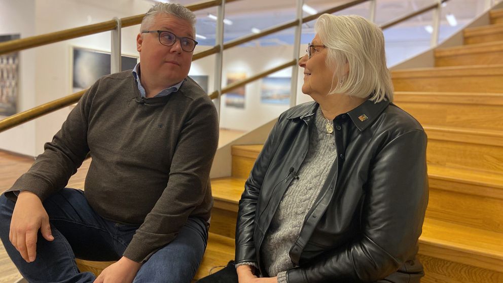 Två personer sitter i en trappa på Sandgrund i Karlstad