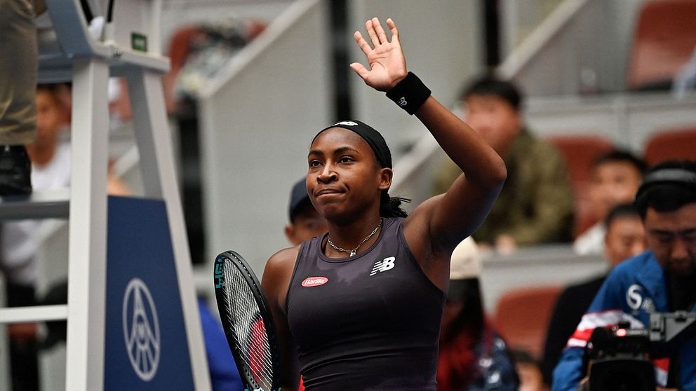 Coco Gauff tackar fansen i Peking efter dagens vinst.