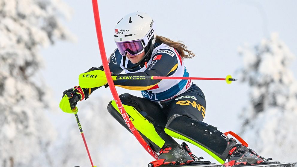 Hanna Aronsson Elfman åker slalom.