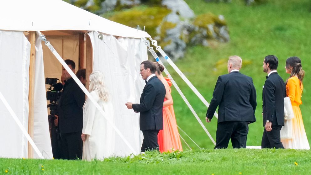 Sveriges prins Daniel och kronprinsessan Victoria, prins Carl Philip och prinsessan Sofia anländer till bröllopet