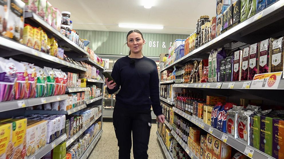 Ellen Löfqvist går i den obemannade livsmedelsbutiken på Tjörn