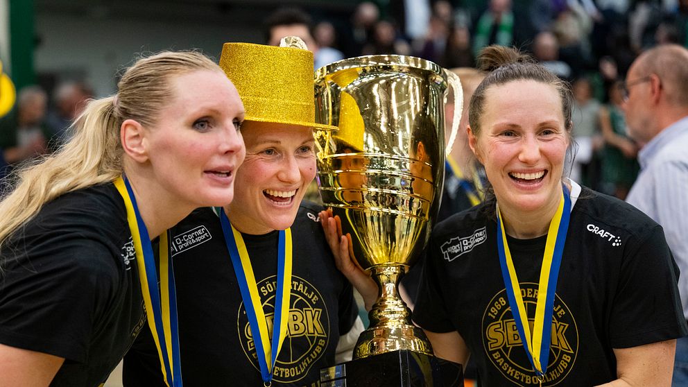 Louice Halvarsson, Elin Eldebrink och Frida Eldebrink firar SM-guldet i basket.