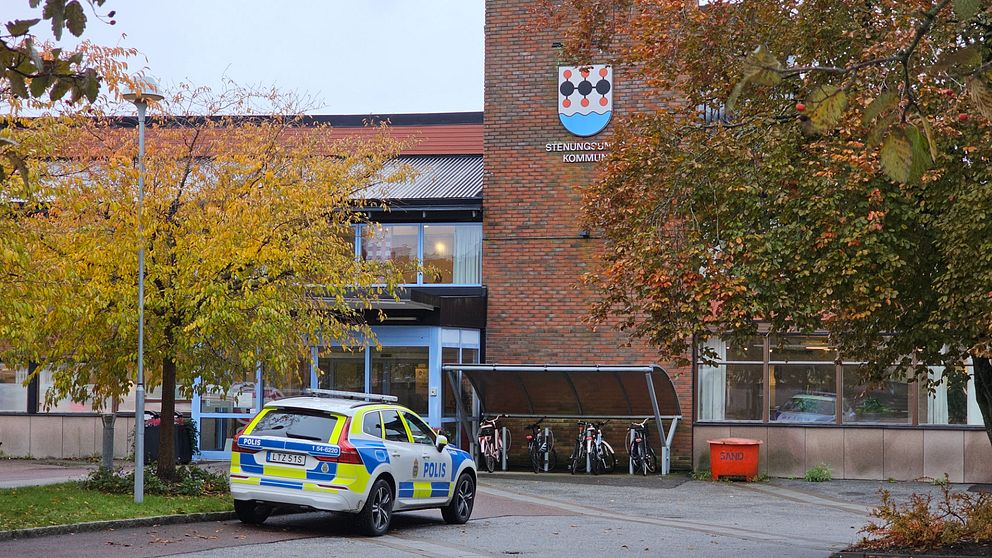 polisbil framför kommunhuset i Stenungsund