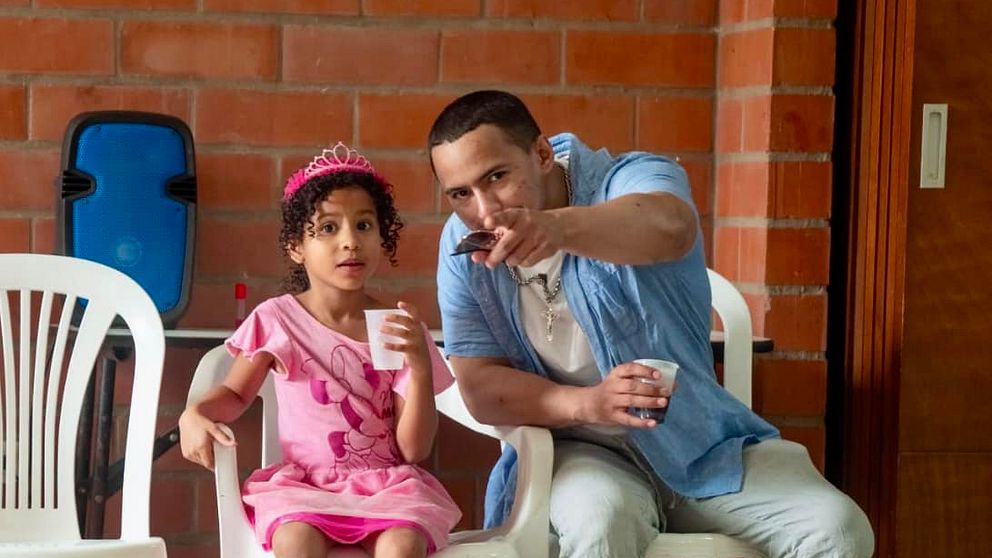Jon-Henrik Fjällgren tillsammans med ett barn på ett barnhem i Colombia.