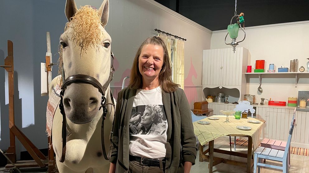 Ingela Nilsson Nachtweij, verksamhetschef på Filmbyn Småland, tillsammans med hästen Lilla Gubben