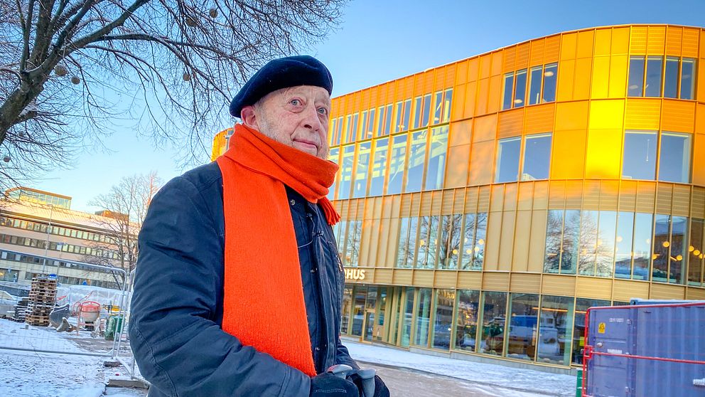 Gunnar Lidfeldt, tidigare stadsarkitekt, framför Gävles nya kulturhus ”Agnes”.
