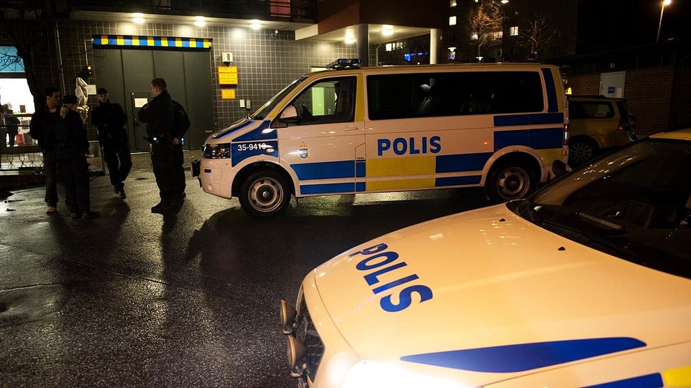 Polisbilar i Edsberg som tidigare klassades som utsatt område.