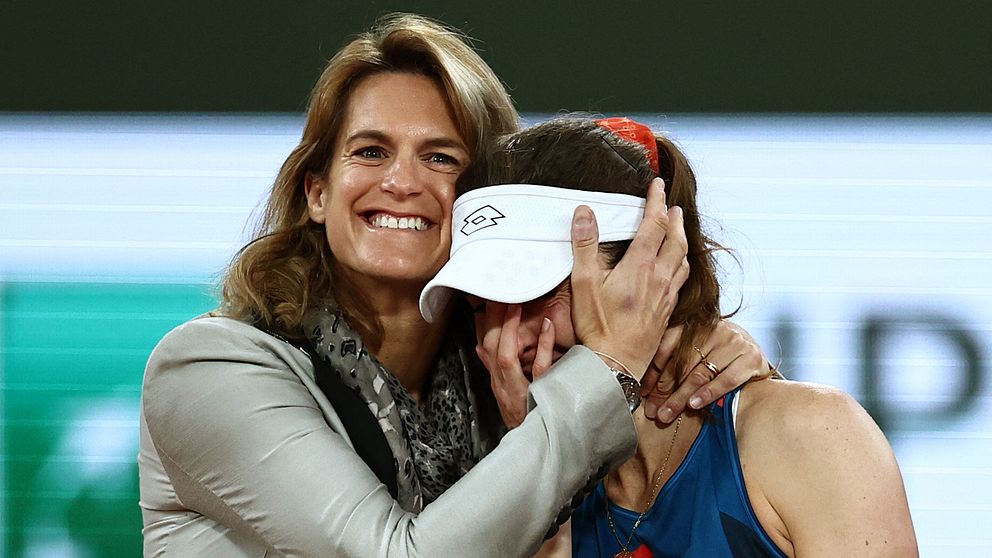 Alizé Cornet omfamnas av Amélie Mauresmo.