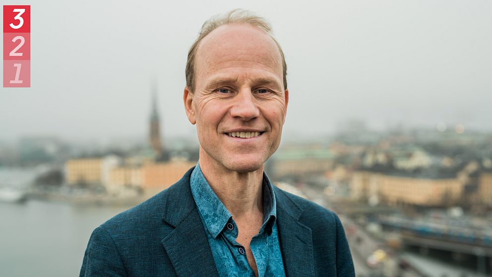 Porträttbild på miljö- och energiexperten Andreas Hagnell från SKR som står utomhus.