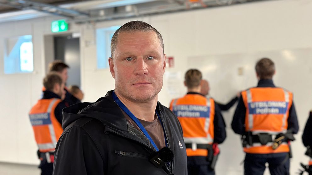 Porträtt på studierektor Pontus Bergh på polisutbildningen i Umeå. Polisstuderande i förgrunden.