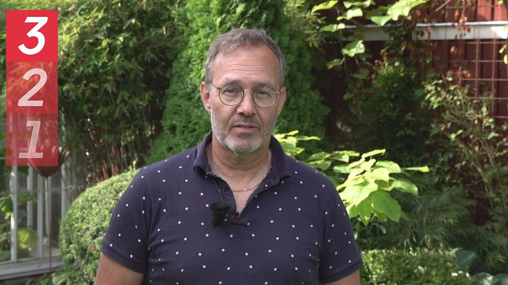 Trädgårdsodlare Per Härdin framför några av växterna i hans  trädgård.