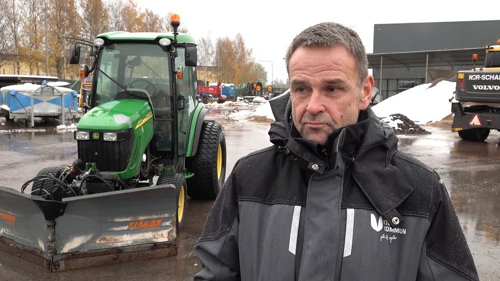En man från Kil står vid en plog och pratar om snöröjning