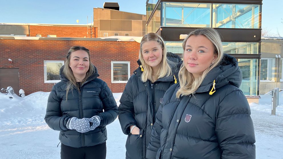 Eleverna Moa Jakobsson, Elin Nilsson och Tindra Lidström utanför Dragonskolan i Umeå