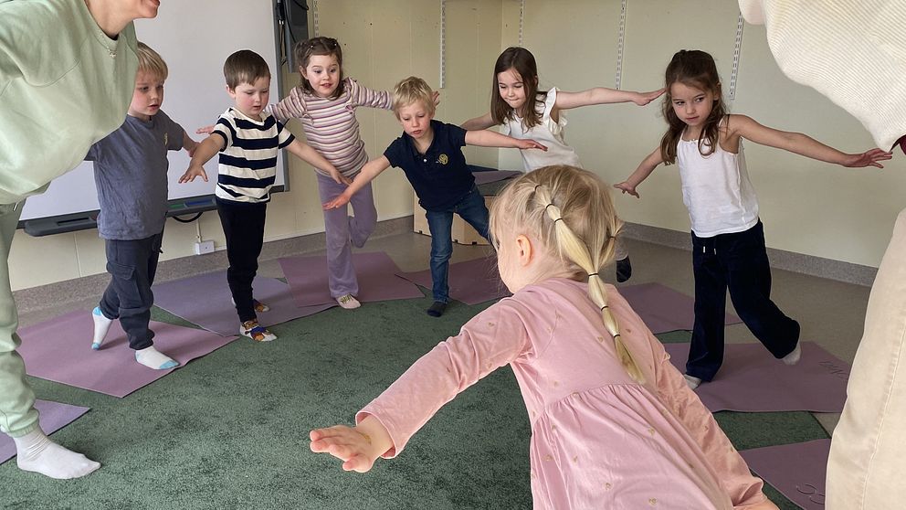 Barn på förskola under yogapass.