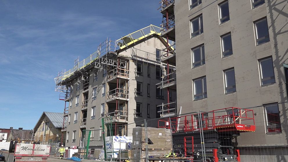 Byggnadsställningar vid de nybyggda lägenheterna på Dragonfältet i Umeå.