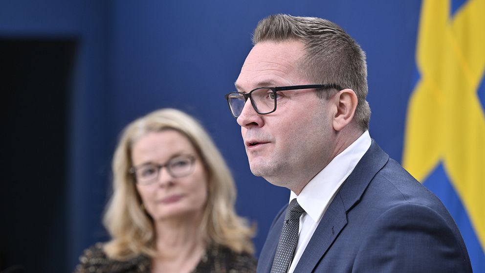 Skolministern och Skolverkets generaldirektör.