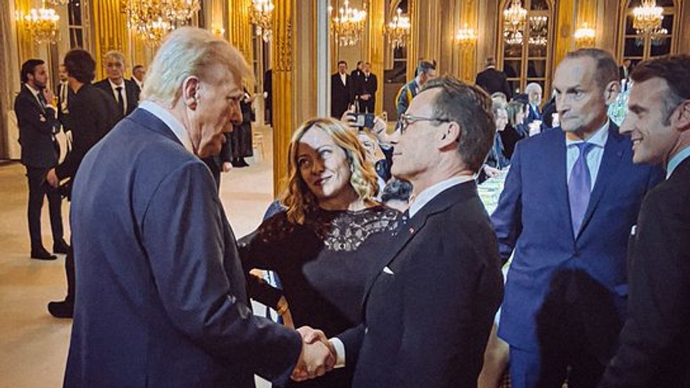 Donald Trump och Ulf Kristersson skakar hand.