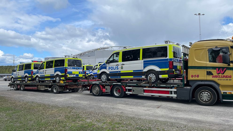 Polisbilar uppradade på en lastbil.