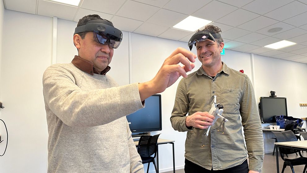 Juan Carlos Nieves Sanchez och Jonas Hansson från Umeå universitet visar hur mixed-reality-glasögon kan användas av polisen