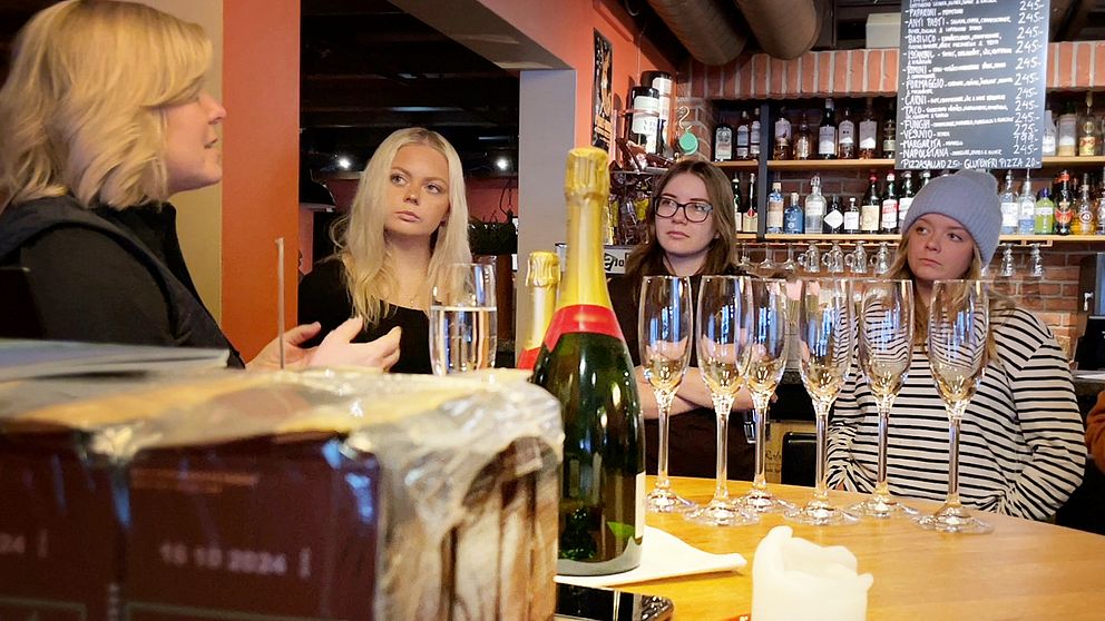 Tre unga kvinnor står vid ett bord vid tomma champagneglas. Ida och Viktoria som jobbar i Sälen tror att restaurangerna i Sälen kan locka mer folk till branschen genom mer reklam.