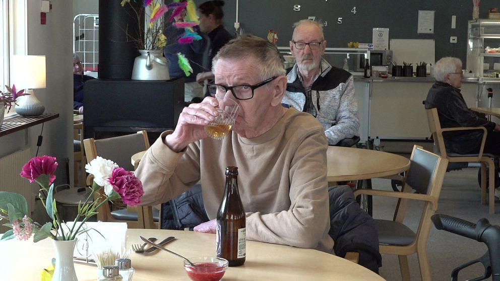 Bengt-Göran Olsson dricker ur ett glas på trygghetsboendet Backen.