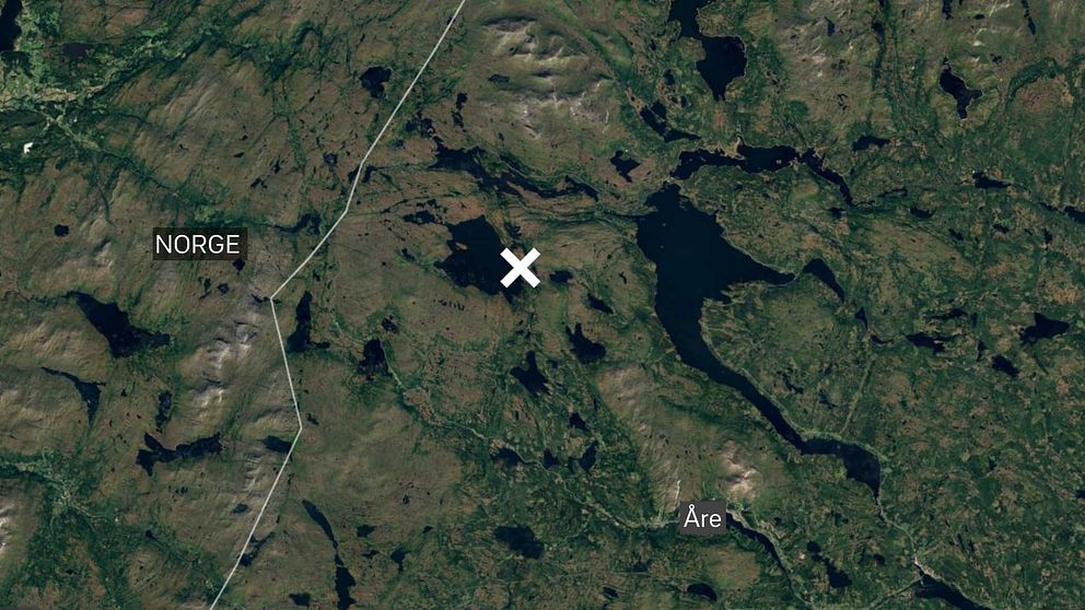Grön karta över västra Jämtland och Norge. Ett vitt kryss markerar platsen för en skoterolycka