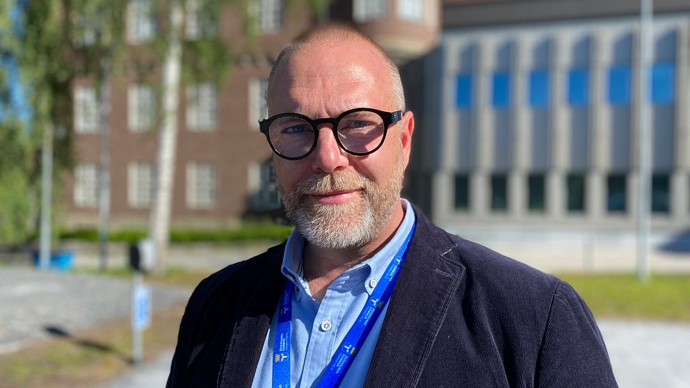 Anders Wennerberg, Kortklippt man med grått skägg och mörka runda glasögon.