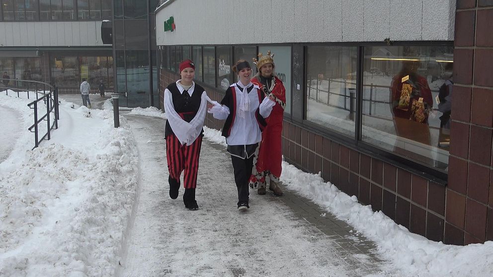 tre kvinnor går mot kameran