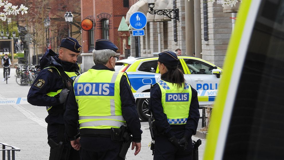 tre poliser står och pratar i centrala Nyköping efter en skjutning