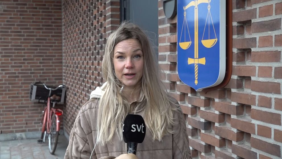 SVT:s reporter Natalie Medic utanför Malmö Tingsrätt