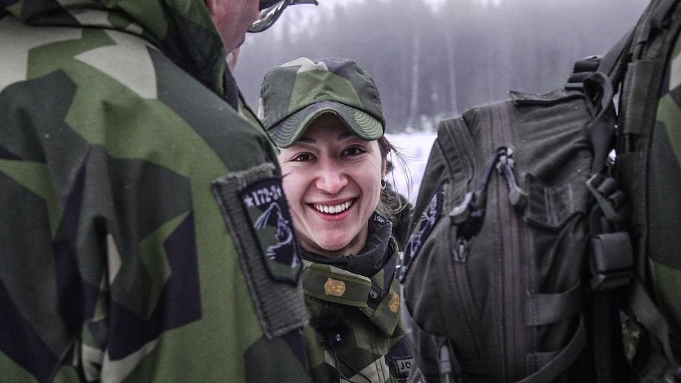 31-åriga Julia Johannesson från Leksand har satt på sig militäruniformen och är på väg ut på övning med Dalregementsgruppen.