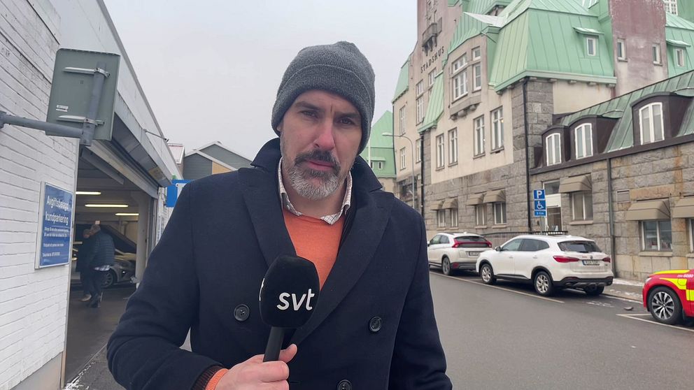 Reporter framför Strömstad kommunhus.
