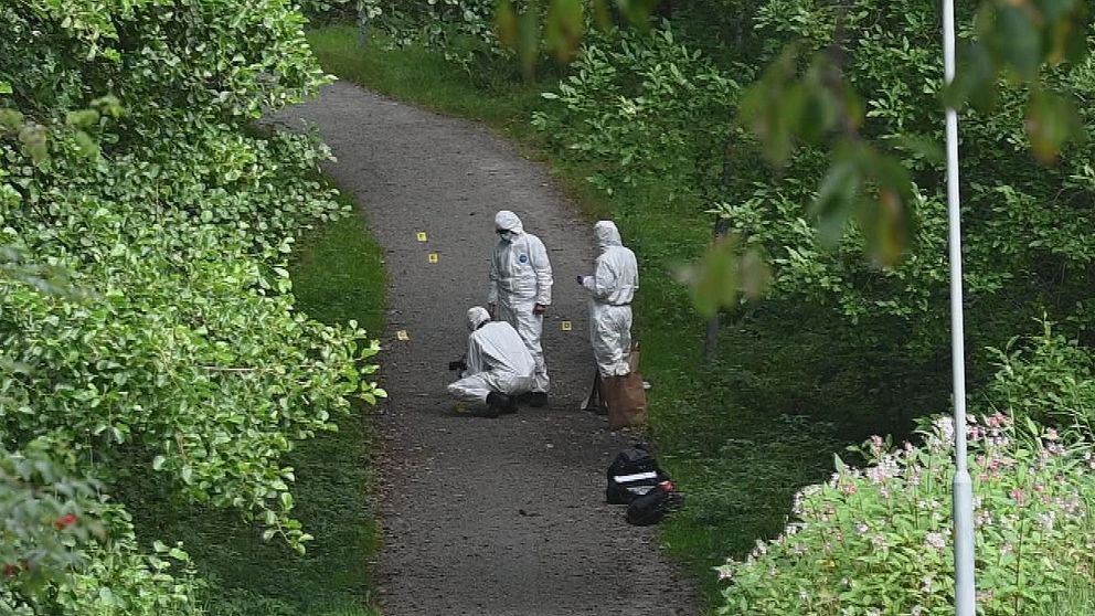 Polisens tekniker undersöker platsen efter en skjutning i Borås
